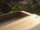 lames de terrasse en meleze en bord de piscine